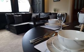 Entire Holiday Home With Free Parking & Fast Wifi